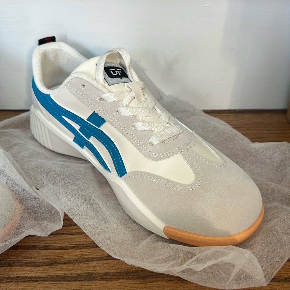 Deflorance Sneakers - size 8.5 NEW in the box